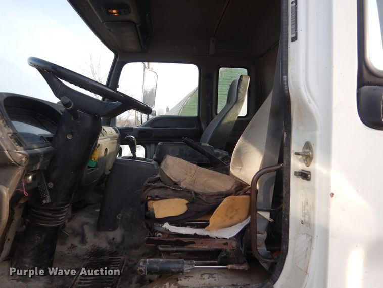 image for item FX9020 2002 Isuzu FTR truck cab and chassis