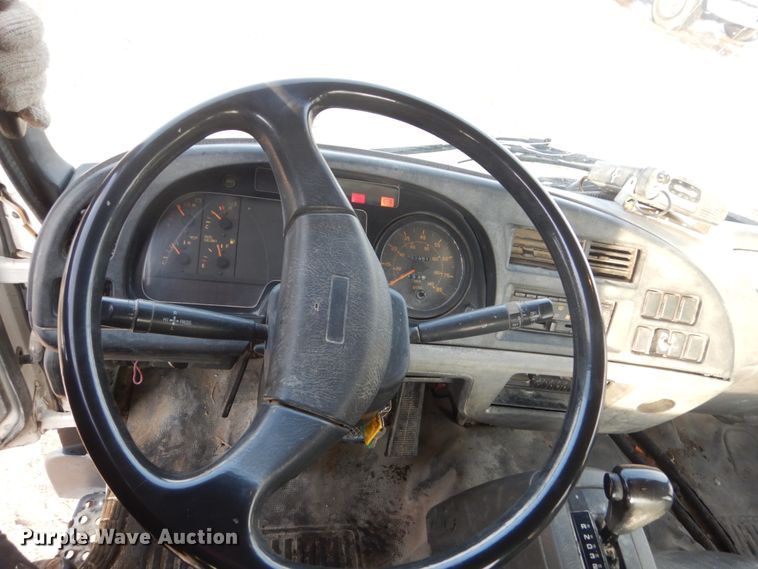 image for item FX9020 2002 Isuzu FTR truck cab and chassis