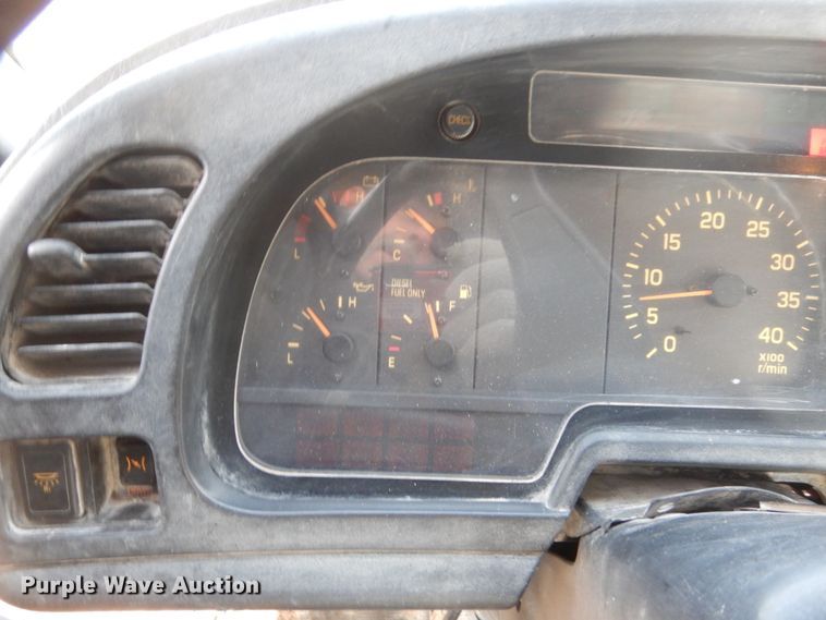 image for item FX9020 2002 Isuzu FTR truck cab and chassis