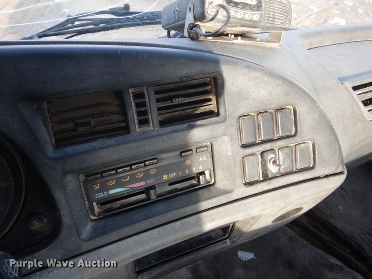 image for item FX9020 2002 Isuzu FTR truck cab and chassis