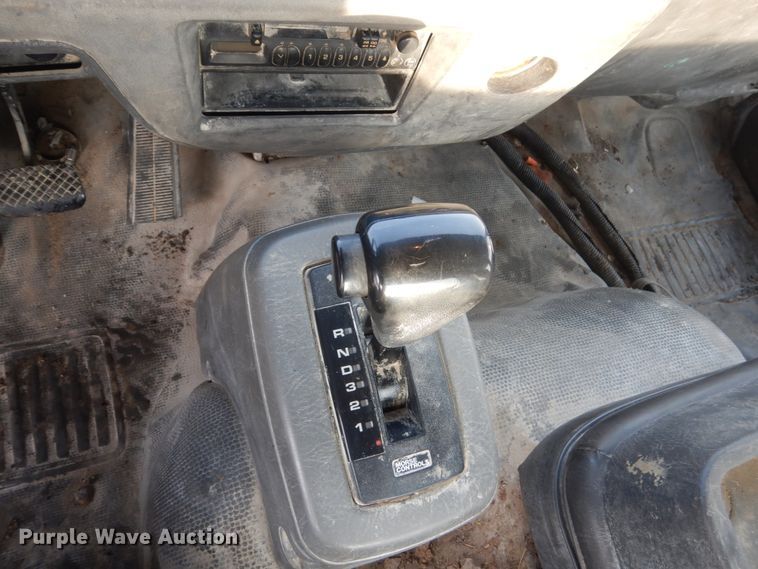 image for item FX9020 2002 Isuzu FTR truck cab and chassis