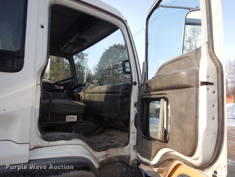 image for item FX9020 2002 Isuzu FTR truck cab and chassis