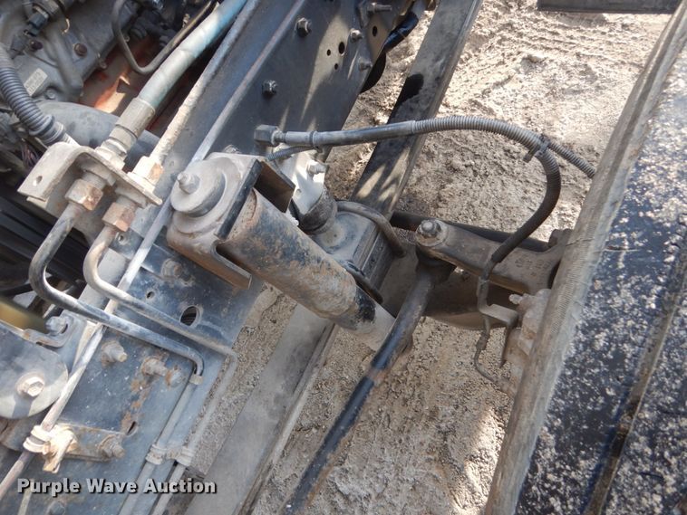 image for item FX9020 2002 Isuzu FTR truck cab and chassis