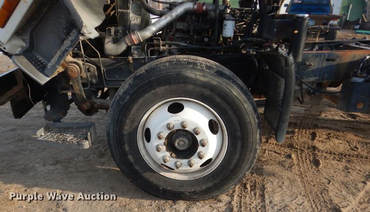 image for item FX9020 2002 Isuzu FTR truck cab and chassis