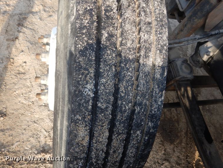 image for item FX9020 2002 Isuzu FTR truck cab and chassis