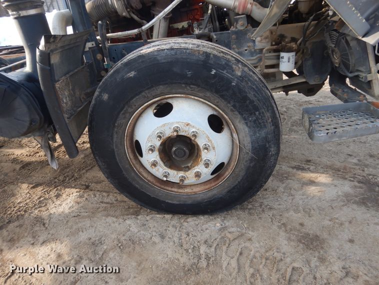 image for item FX9020 2002 Isuzu FTR truck cab and chassis