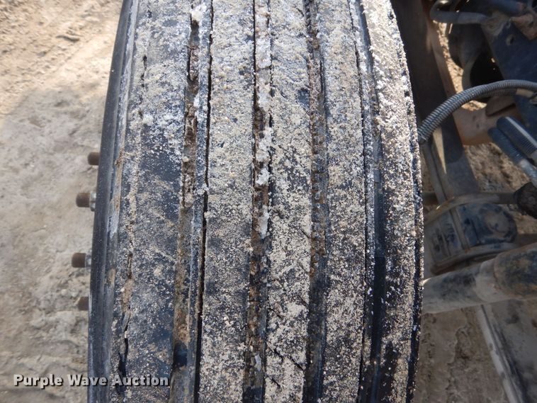 image for item FX9020 2002 Isuzu FTR truck cab and chassis