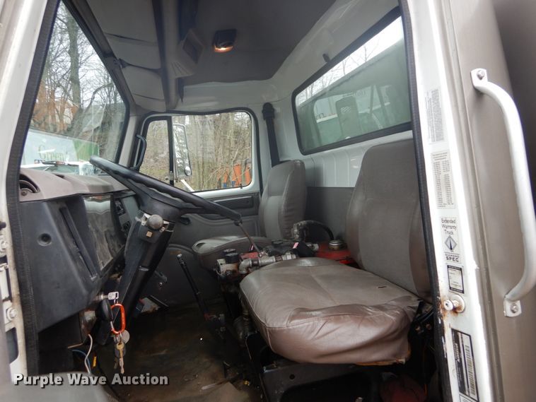 image for item GB9868 1999 International 4700 flat dump bed truck