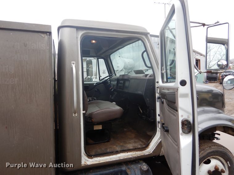 image for item GB9868 1999 International 4700 flat dump bed truck