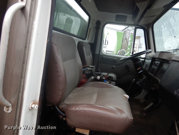 image for item GB9868 1999 International 4700 flat dump bed truck