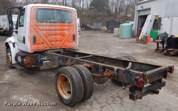 image for item GB9869 2009 International DuraStar 4300 truck cab and chassis