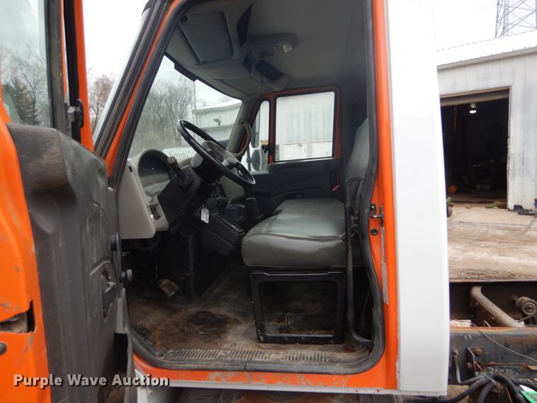 image for item GB9869 2009 International DuraStar 4300 truck cab and chassis