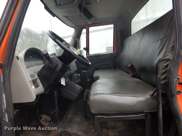 image for item GB9869 2009 International DuraStar 4300 truck cab and chassis