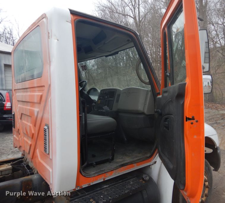 image for item GB9869 2009 International DuraStar 4300 truck cab and chassis