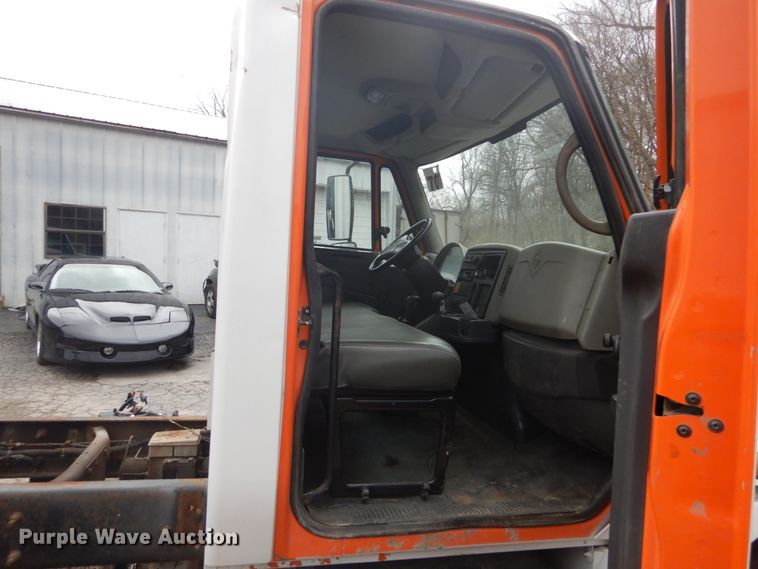 image for item GB9869 2009 International DuraStar 4300 truck cab and chassis