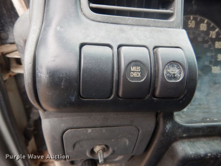 image for item GB9870 2002 GMC W4500 truck cab and chassis