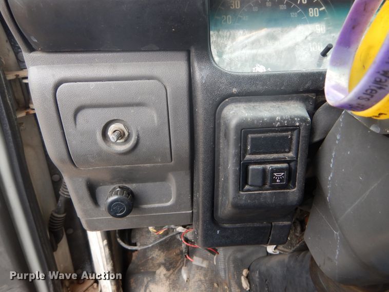 image for item GB9870 2002 GMC W4500 truck cab and chassis