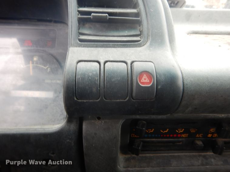 image for item GB9870 2002 GMC W4500 truck cab and chassis