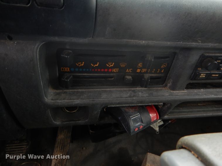 image for item GB9870 2002 GMC W4500 truck cab and chassis