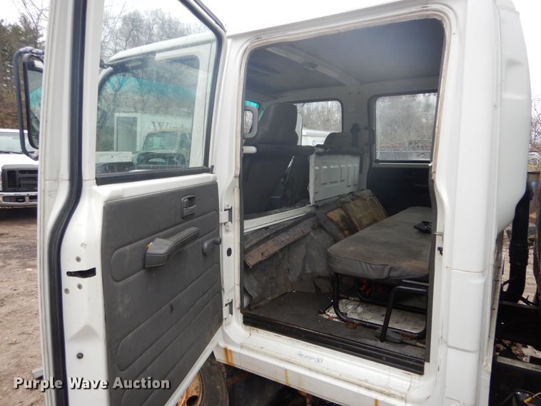 image for item GB9870 2002 GMC W4500 truck cab and chassis