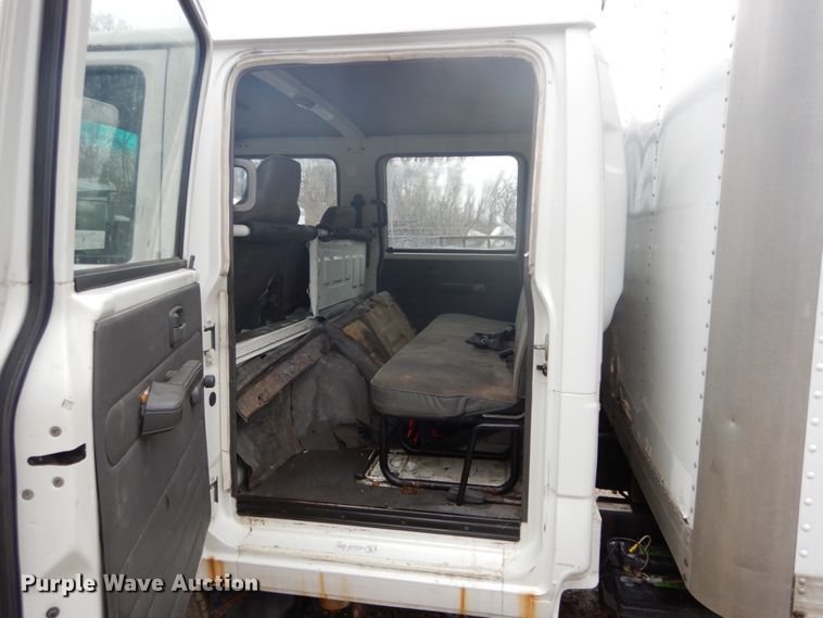 image for item GB9870 2002 GMC W4500 truck cab and chassis