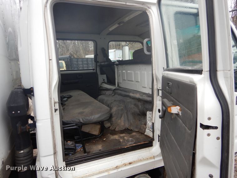 image for item GB9870 2002 GMC W4500 truck cab and chassis