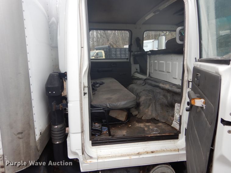 image for item GB9870 2002 GMC W4500 truck cab and chassis