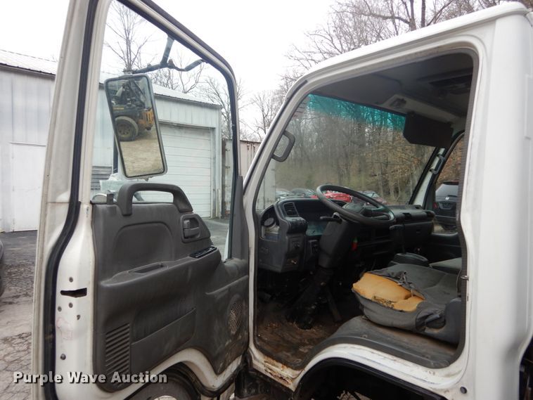 image for item GB9872 2001 Isuzu NPR box truck