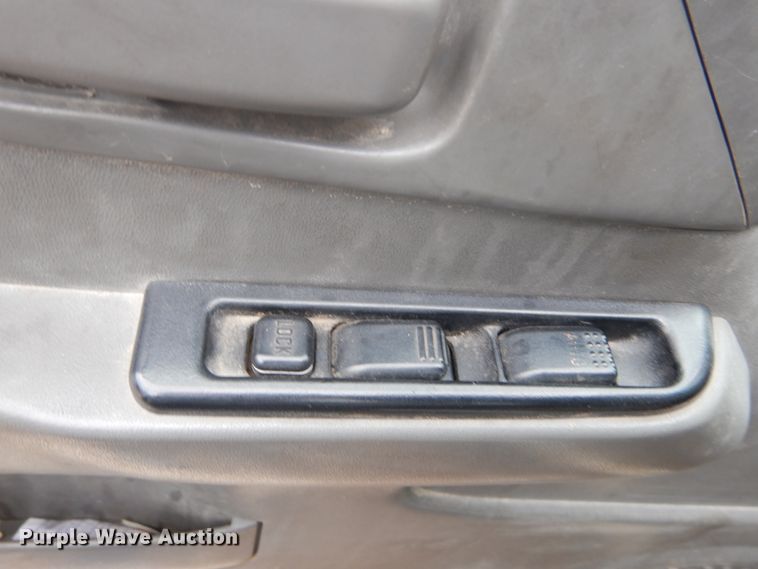 image for item GB9872 2001 Isuzu NPR box truck