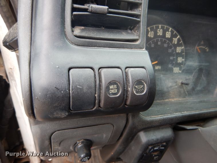 image for item GB9872 2001 Isuzu NPR box truck