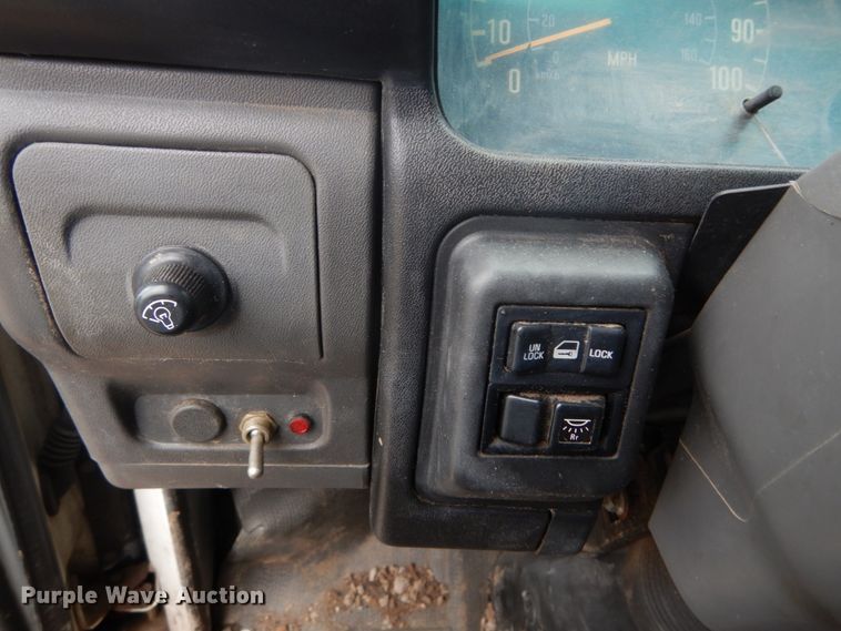 image for item GB9872 2001 Isuzu NPR box truck