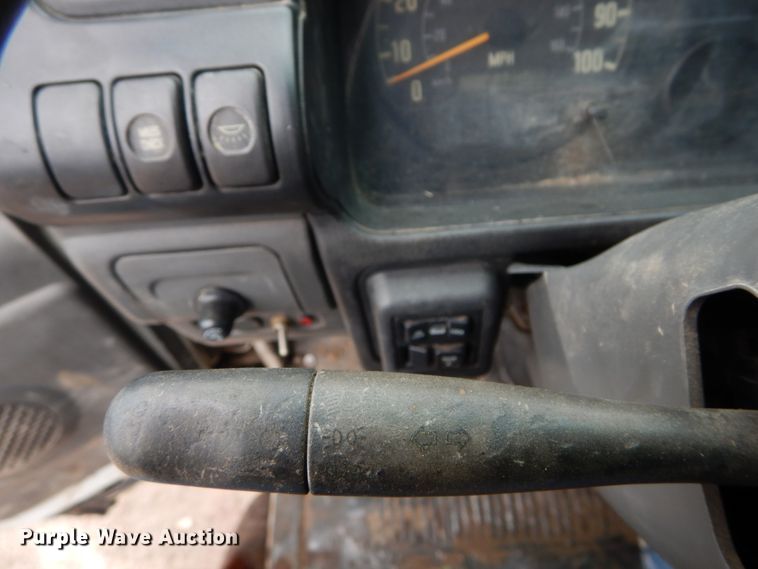 image for item GB9872 2001 Isuzu NPR box truck