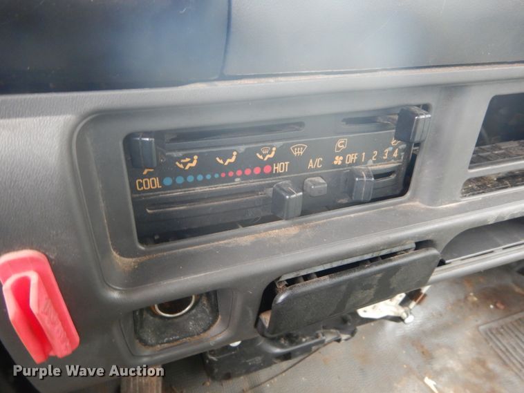 image for item GB9872 2001 Isuzu NPR box truck