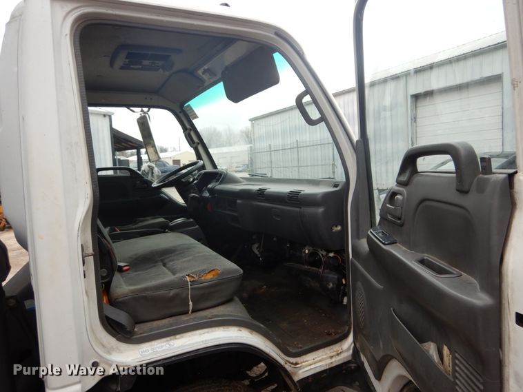 image for item GB9872 2001 Isuzu NPR box truck