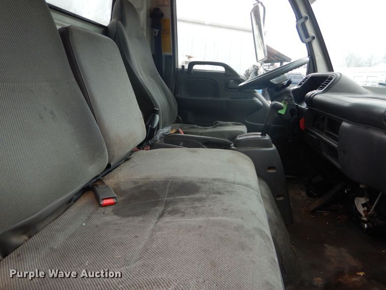 image for item GB9872 2001 Isuzu NPR box truck