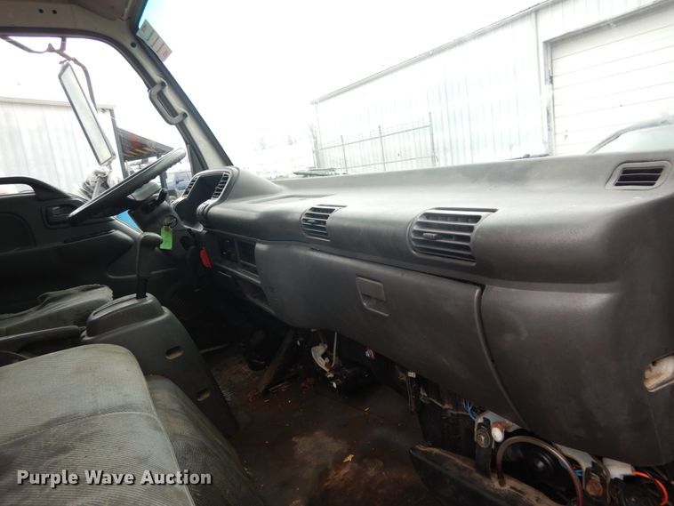 image for item GB9872 2001 Isuzu NPR box truck