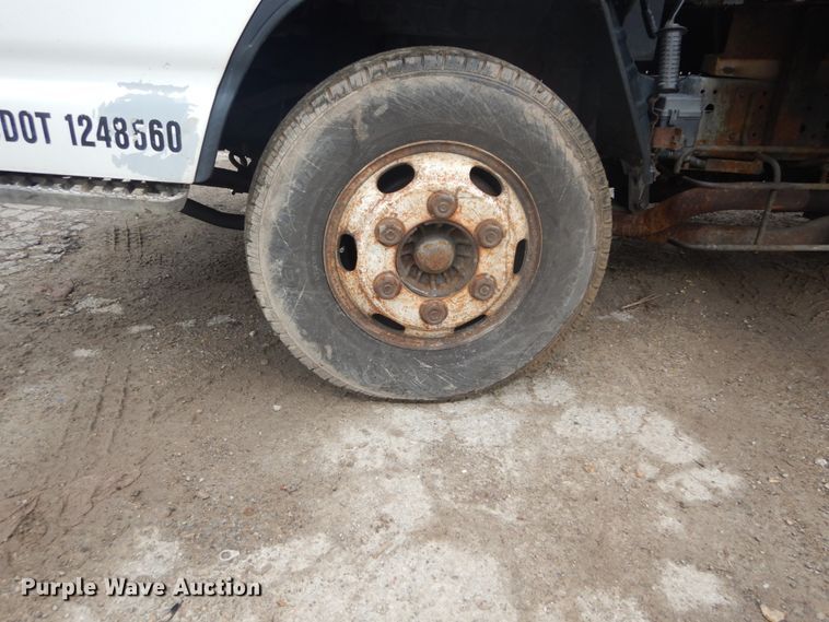 image for item GB9872 2001 Isuzu NPR box truck