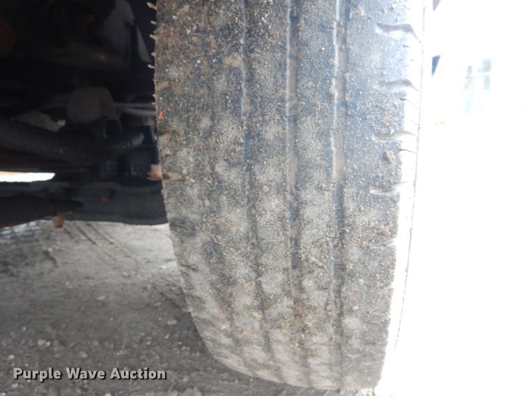 image for item GB9872 2001 Isuzu NPR box truck