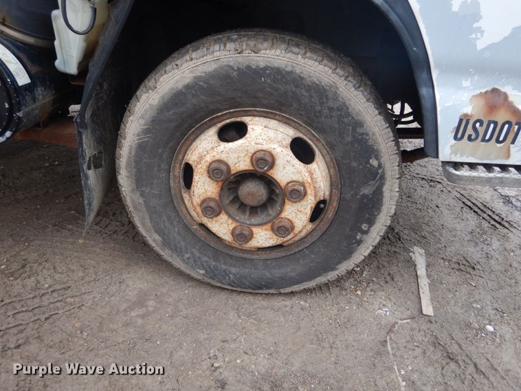 image for item GB9872 2001 Isuzu NPR box truck