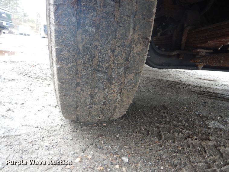 image for item GB9872 2001 Isuzu NPR box truck