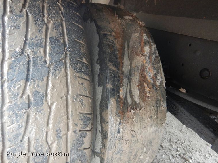 image for item GB9872 2001 Isuzu NPR box truck