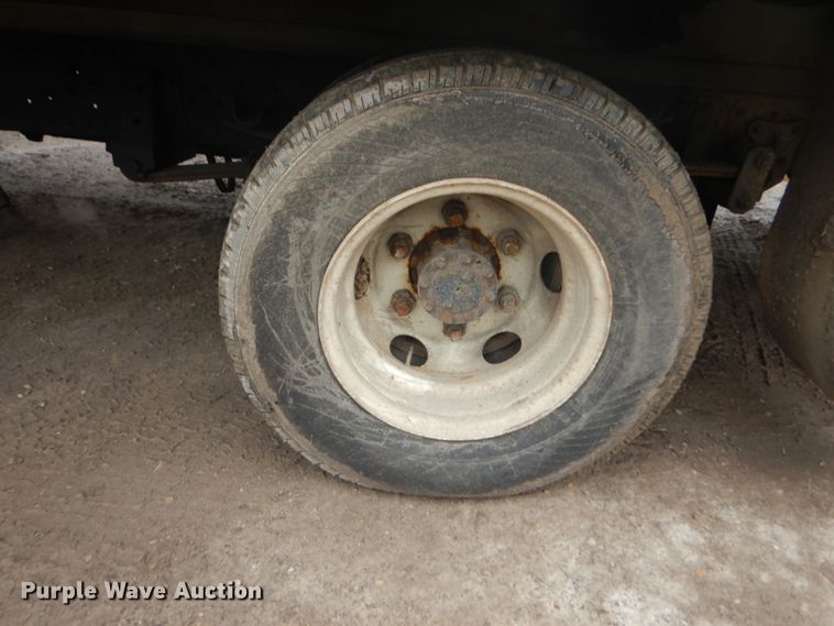 image for item GB9872 2001 Isuzu NPR box truck