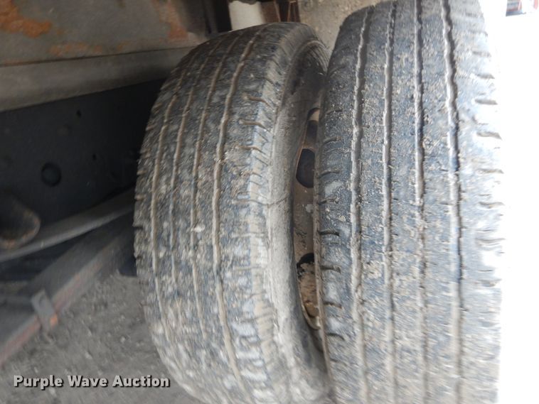 image for item GB9872 2001 Isuzu NPR box truck