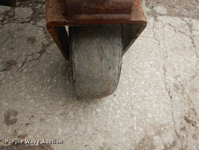 image for item GB9874 John Deere fertilizer sprayer