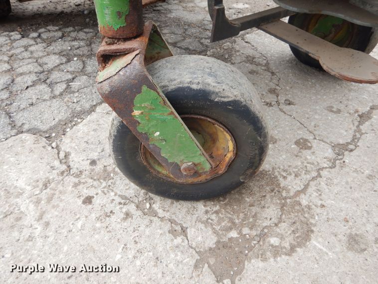 image for item GB9874 John Deere fertilizer sprayer