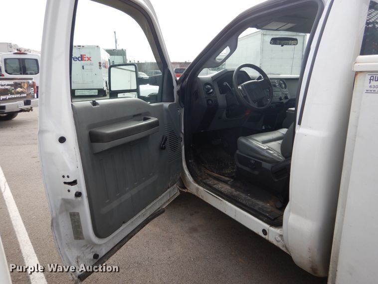 image for item GB9878 2013 Ford F250 Super Duty  utility bed pickup truck