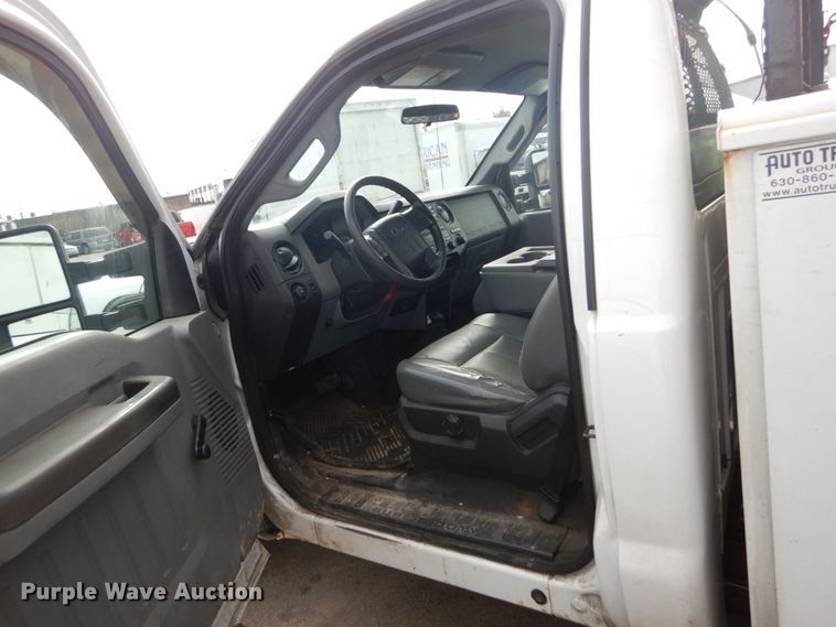 image for item GB9878 2013 Ford F250 Super Duty  utility bed pickup truck