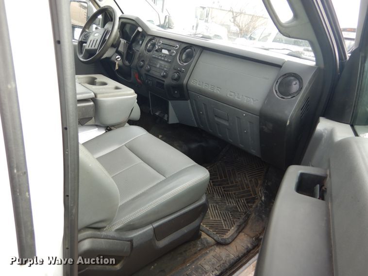 image for item GB9878 2013 Ford F250 Super Duty  utility bed pickup truck