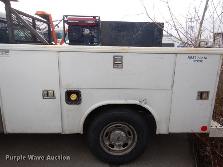 image for item GB9878 2013 Ford F250 Super Duty  utility bed pickup truck