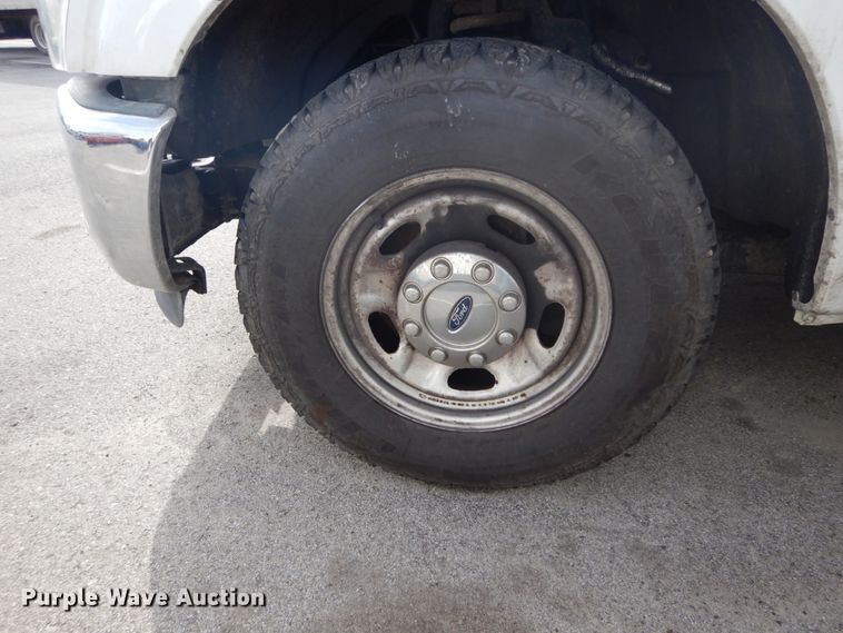 image for item GB9878 2013 Ford F250 Super Duty  utility bed pickup truck